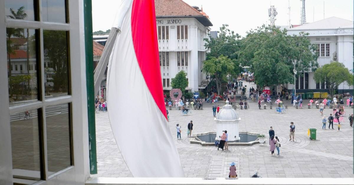 Suasana kawasan Kota Tua Jakarta dengan bendera merah putih berkibar