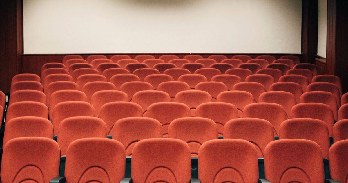 Studio bioskop dengan kursi merah dan layar besar (Foto: Pexels)