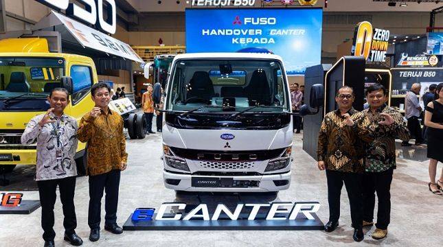 Mitsubishi Fuso Serahkan eCanter ke Fastana, Truk Listrik Makin Siap Kuasai Sektor Logistik