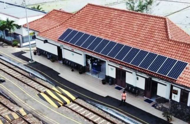 Tekan Emisi, KAI Operasikan PLTS 4,43 MWp di 92 Lokasi