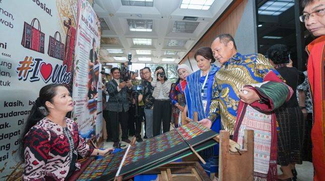 Ekspor Tenun Ikat Indonesia Naik, Menperin Sarmuji Dorong Ulos Tembus Pasar Modern