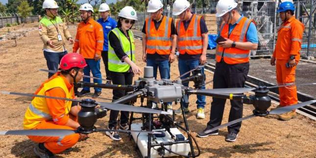 Pertama di Indonesia, Duta Topkey Energi Uji Coba Drone Pembersih Insulator Jaringan Transmisi PLN