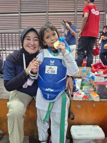 Jadi Perbincangan di Kota Depok, siswi SD Yaspen Tugu Ibu ini Tampil Memukau di Arena! Raih Emas Kejuaraan Taekwondo