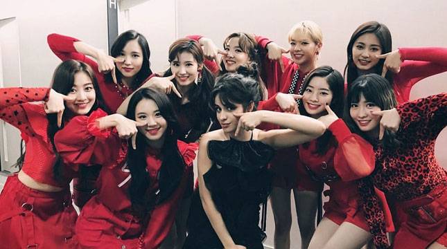 Begini, Gaya Camila Cabello Saat Meniru Gerakan "TT" TWICE