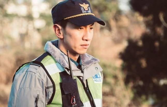 Lee Kwang Soo Jadi Polisi di Drama Terbaru "Live"