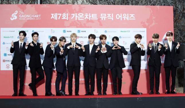 Intip Busana Para Idol di Red Carpet '7th Gaon Chart Music Awards', Lebih Keren Mana?