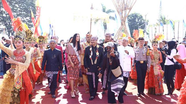 Naik Delman, Menpar Meriahkan Gebyar Pesona Budaya Garut 2018 