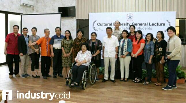 President University Kenalkan Budaya Asli Indonesia ke Mahasiswa Asingnya