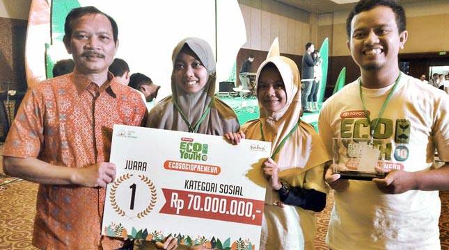 Ubah Limbah Organik Menjadi Sandal, Dua Siswi SMA ini Raih Juara I TEY 2016