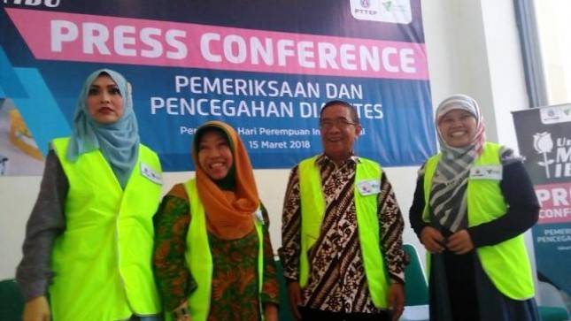 Waspada Diabetes, Ratusan Perempuan Lakukan Pemeriksaan