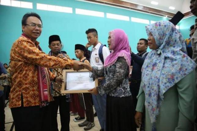 Mensos Idrus Marham Ajak Warga NTB Berani Laporkan Pungli