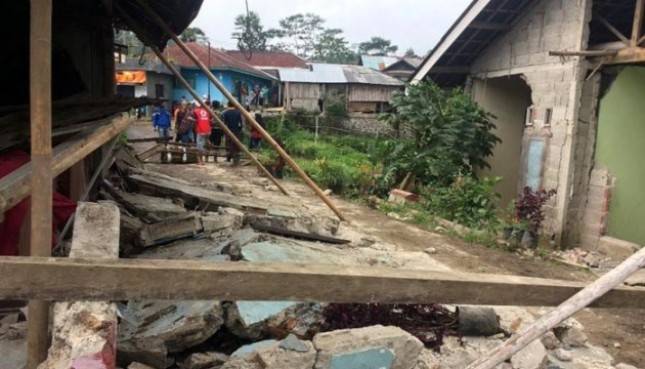Gunakan Motor, Tim Kemensos Salurkan Bantuan 1,39 Miliar Bagi Korban Gempa Halmahera Selatan