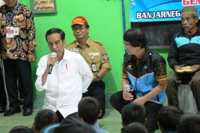 Presiden Jokowi Semangati Anak-anak Korban Gempa Bumi Banjarnegara