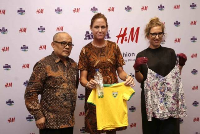 Kurangi Sampah Plastik, Aqua Mengolah Sampah Botol Plastik Jadi Produk Fashion