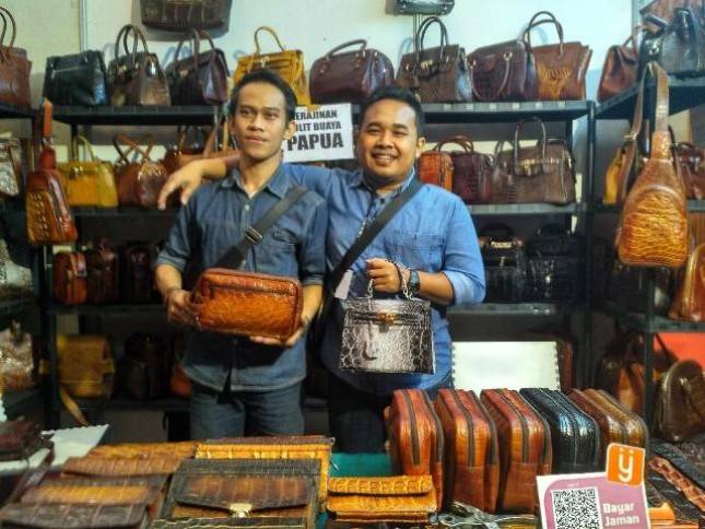 Berburu Tas Kulit Buaya Asli Papua di Ajang Inacraft 