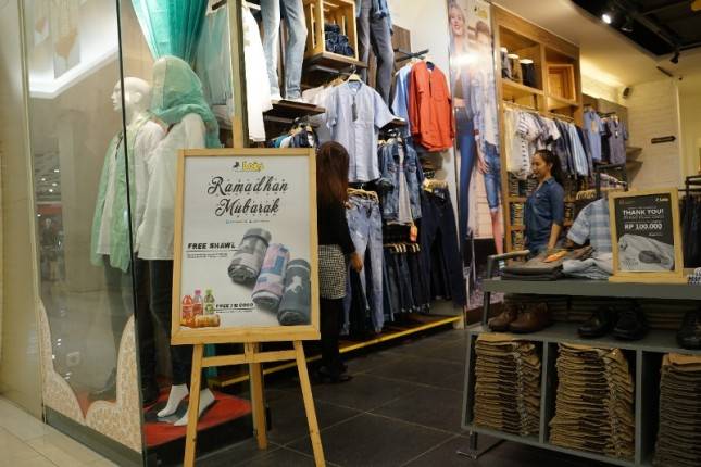 Sambut Ramadan, Lois Jeans Hadirkan Promo Free Syal