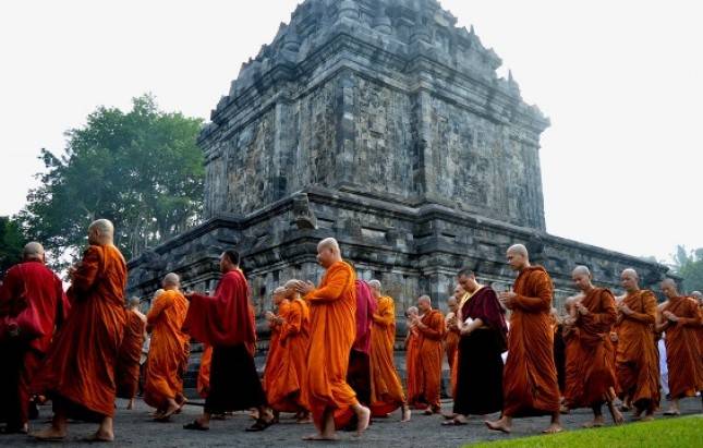 100 Biksu Pindapata ke Pecinan Kota Magelang
