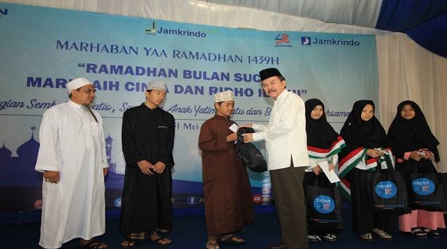 Perum Jamkrindo Bagikan Ribuan  Paket Sembako Gratis dan Santunan Yatim Piatu