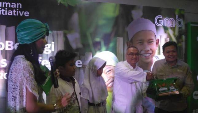 Gandeng Grab, PKPU Bagikan 1.500 Peket Baju Lebaran