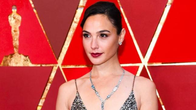 Gal Gadot dan Dwayne Johnson Akan Bintangi Film Red Notice