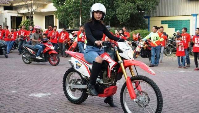 Lara Sylvi  Gelar Symphoni Ramadhan Sambil Naik  Motor Trail