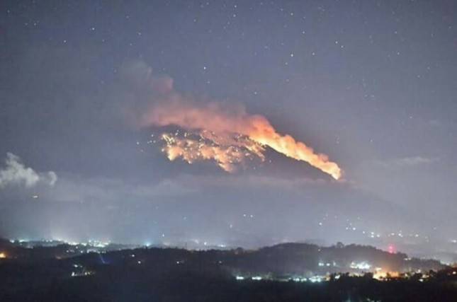Gunung Agung Meletus dengan Kolom Abu Setinggi 2.000 Meter