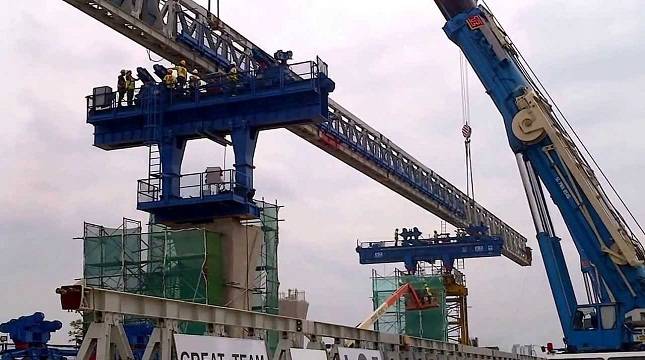 BNBR Selesaikan Fabrikasi Box Girder di Atas Sungai  Cileungsi