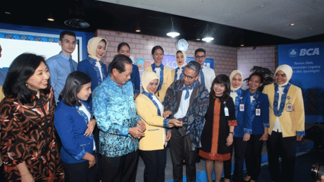 Karyawan BCA Kini Berseragam Motif Tenun Ikat