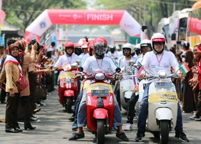 250 Vespa Ambil Bagian Iringi Kirab Obor Asian Games di Jakarta