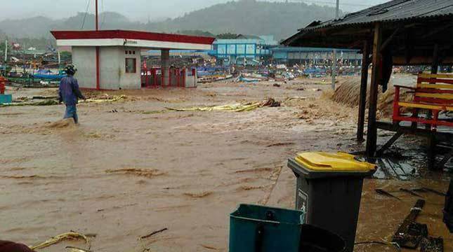  Banjir Bandang Pelabuhanratu Rendam Pemukiman Warga dan Pasar Tradisional