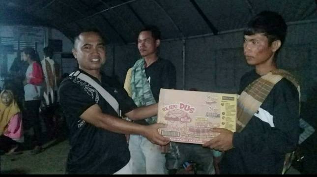 Jababeka Serahkan Bantuan Logistik Kepada Pengungsi di Desa Cikadu