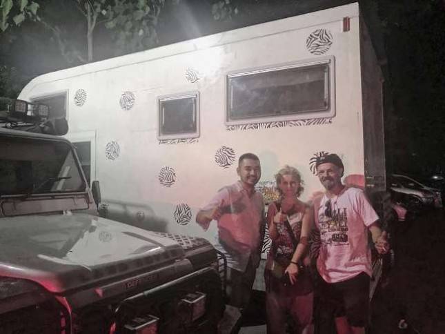 Keliling Dunia Naik Mobil, Turis Nomadic Perancis Tiba di Jakarta