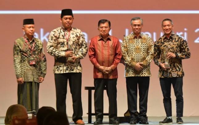 Adrian Gunadi, Reraih Penghargaan Tokoh Milenial Keuangan dari OJK 