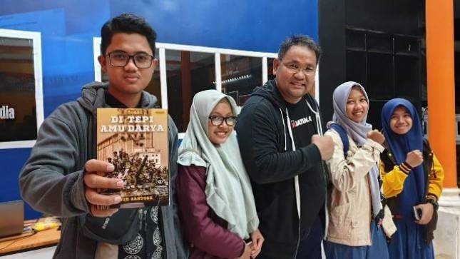 Buku Di Tepi Amu Darya : Tenun Kebangsaan Rusak Oleh Agresivitas Bangsa Asing Dan Perpecahan Internal
