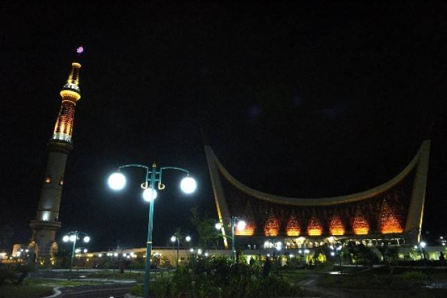 Signify Percantik Masjid Mahligai Minang Ikonis Kota Padang