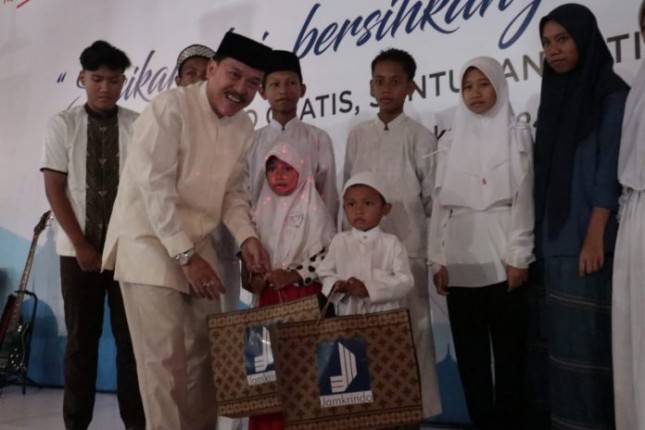 Perum Jamkrindo Bagikan Ribuan Paket Sembako dan santunan