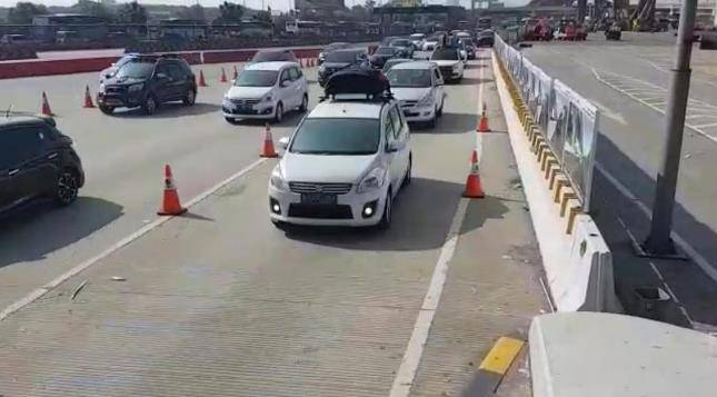 One Way Arus Balik Km 414 GT Kalikangkung Sampai Km 29 Jalan Tol Jakarta-Cikampek 
