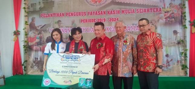 Gandeng Anne Avantie, Confidence Serahkan  1.000 Popok Dewasa Ke Panti Werdha Salam Sejahtera