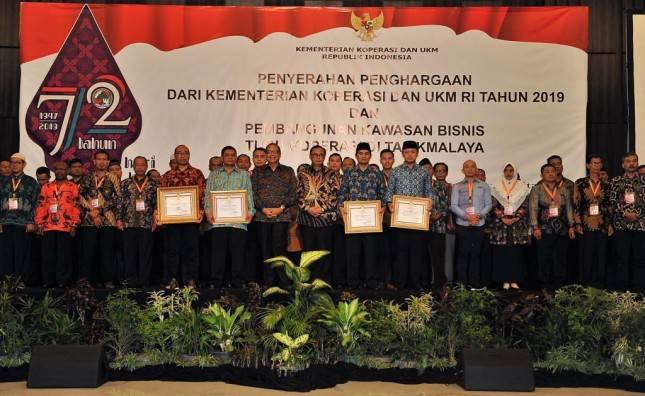 Menteri Puspayoga Berikan Penghargaan Bagi Insan Koperasi 