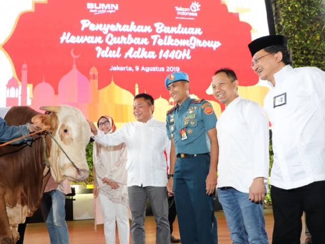 Keluarga Besar TelkomGroup Distribusikan 1.186 Hewan Kurban