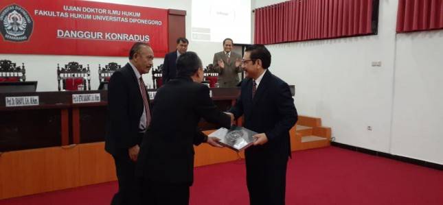 Mantan Office Boy  Ini Sukses Meraih Gelar Doktor Hukum dengan Predikat Sangat Memuaskan