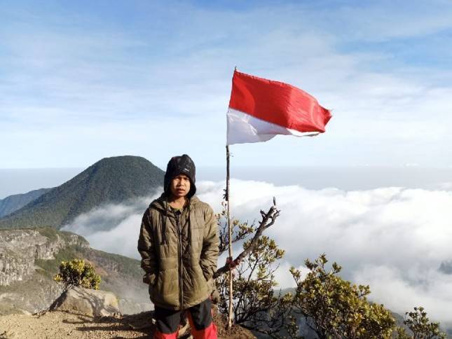 Pendaki Cilik Terjang Butiran Es di Puncak Gunung Gede
