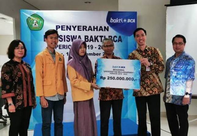 BCA Serahkan Beasiswa Dana Rp250 Juta bagi Mahasiswa Universitas Mulawarman