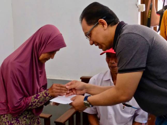 Telkom Serahkan Kunci Bedah Rumah pada Program Telkom Peduli