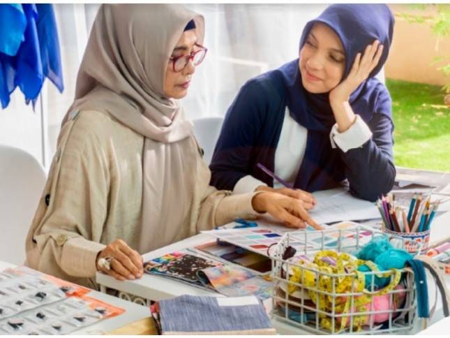 Desainer Muda Indonesia, Jenahara Membuat Scarf Terinspirasi dari Ibu
