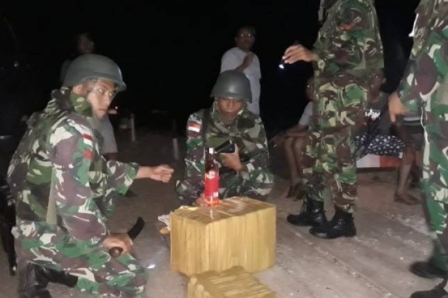 Satgas Pamtas RI-PNG Yonif 411 Kostrad Amankan Puluhan Botol Miras di Jalan Trans Papua  