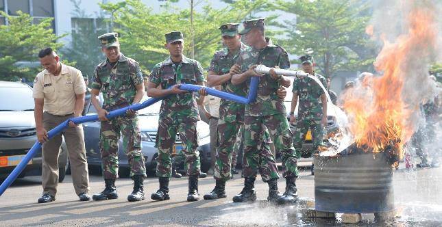 Prajurit dan PNS Denma Mako Kormar Latihan Peran Bahaya Kebakaran