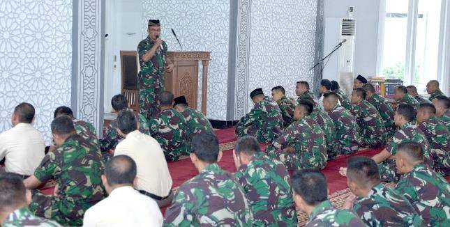 Prajurit dan PNS Mako Komar Laksanakan Sholat Gerhana Matahari