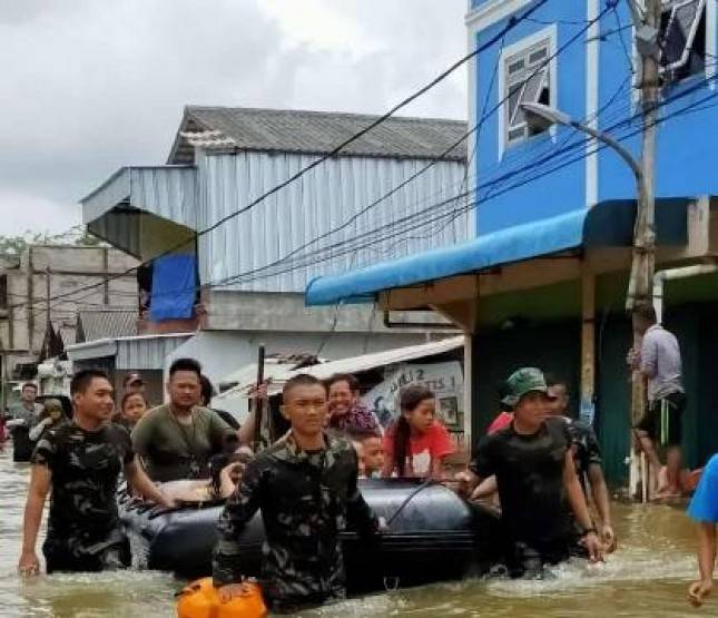 Satgas Banjir Pasmar 1 Evakuasi Warga Kalideres Jakarta