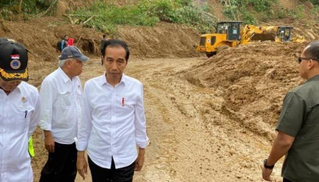 Presiden Jokowi Tinjau Penanganan Bencana Banjir di Sukajaya Lebak
